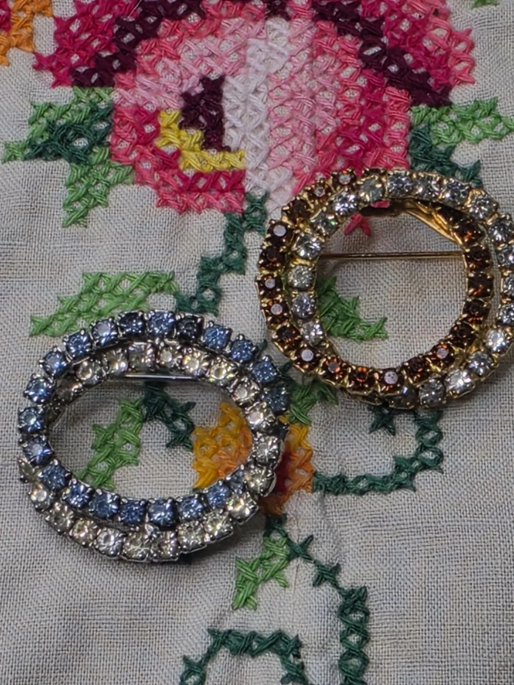 Vintage Entangled Circles Wreath Rhinestone Brooch Set Blue White Amber